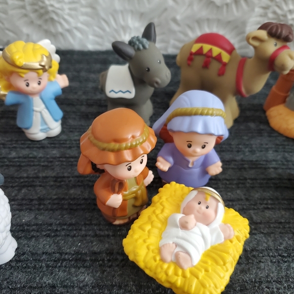 Fisher Price Little People Nativity Set 16pc with Stable - Picture 9 of 17